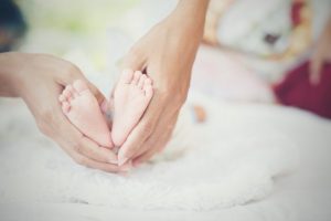 newbron-baby-feet-in-the-mother-hands_1150-789